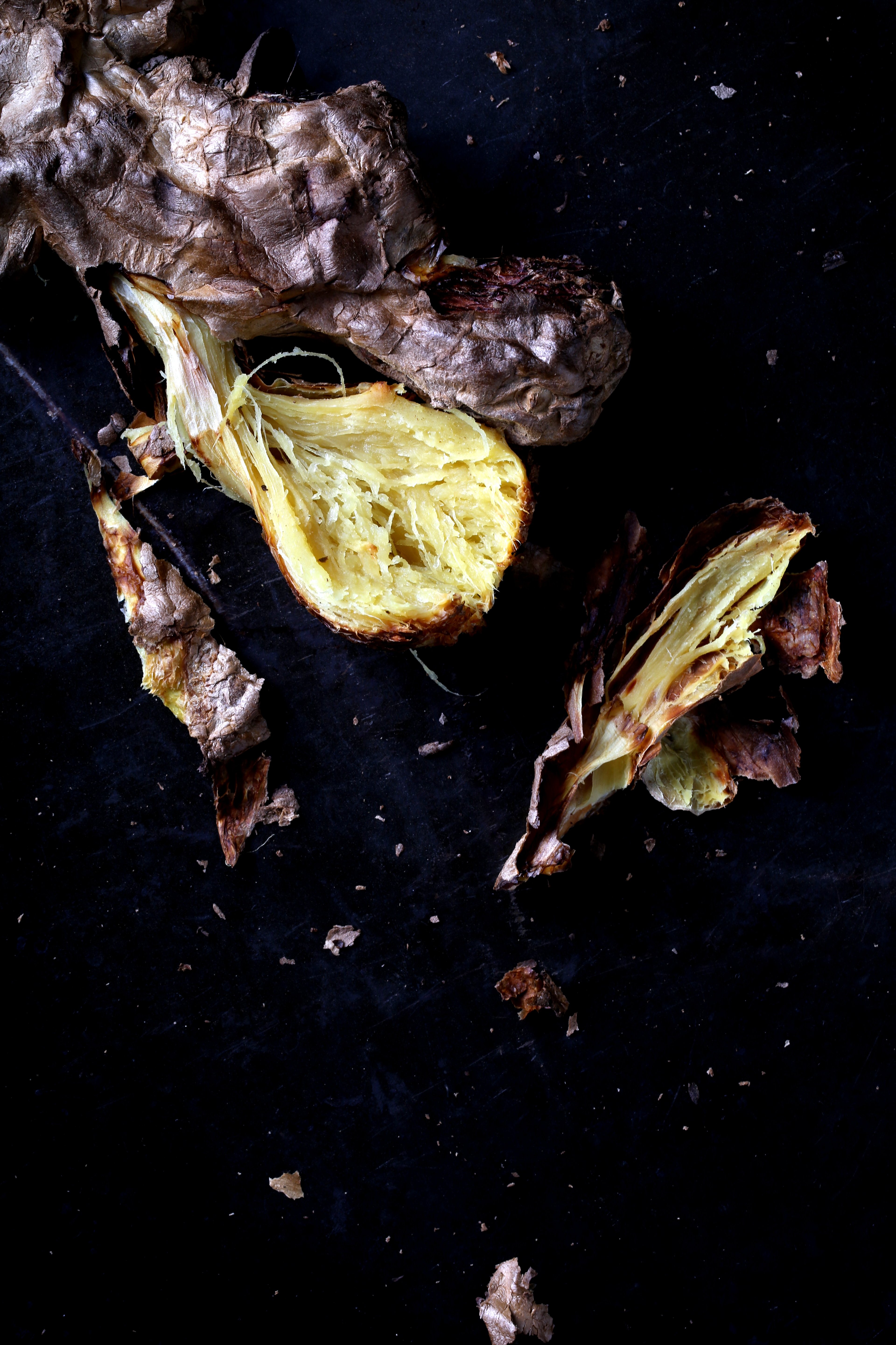 A piece of roasted ginger and its interior.